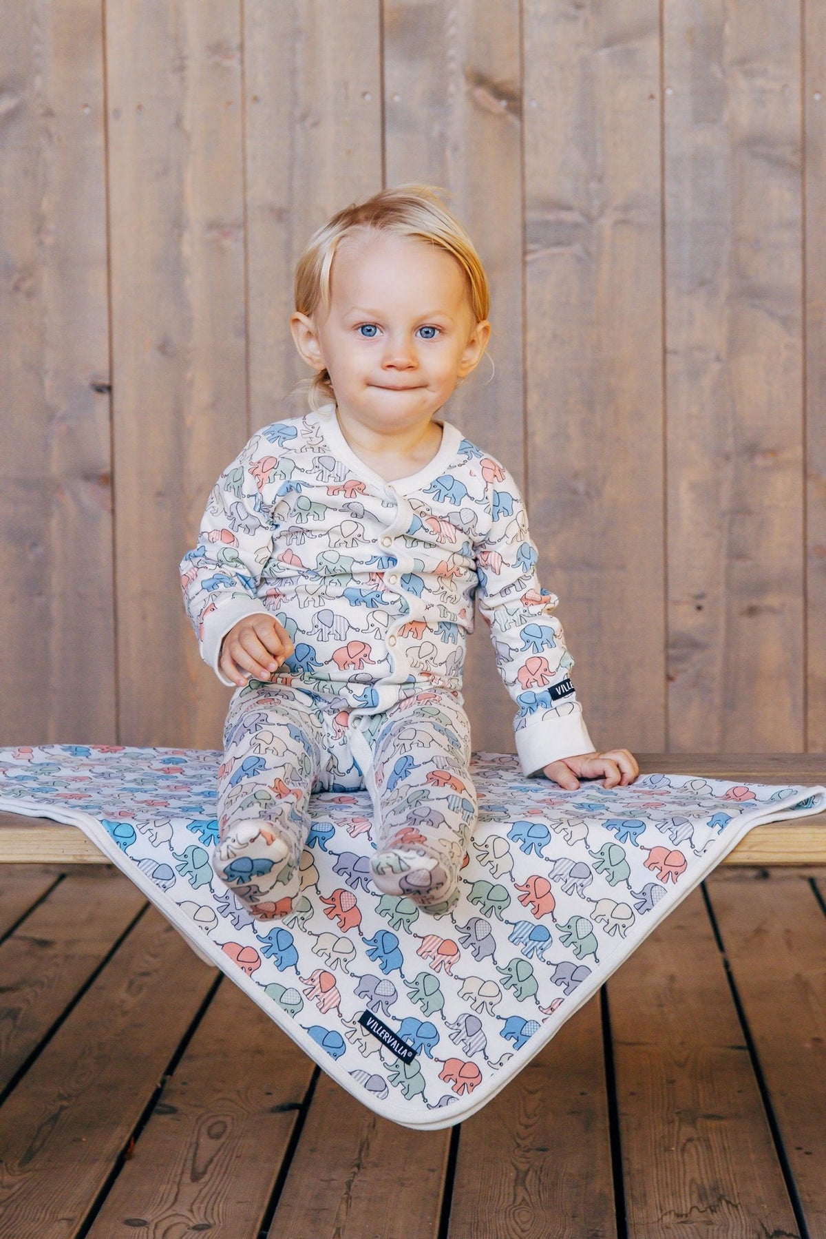 Bebeluș în pijama Baby Elephant pe pătura asortată